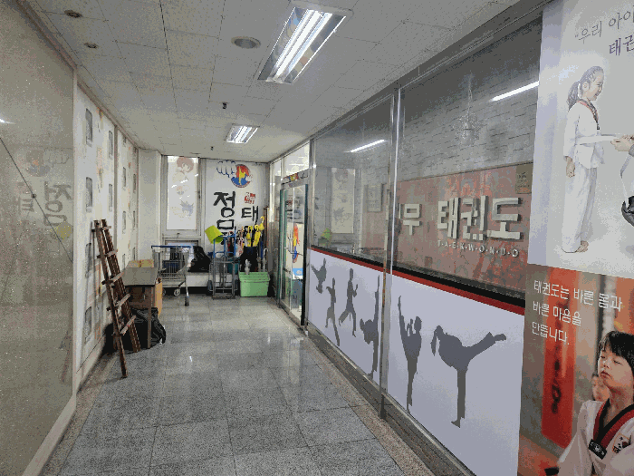 본건 2층 복도전경
