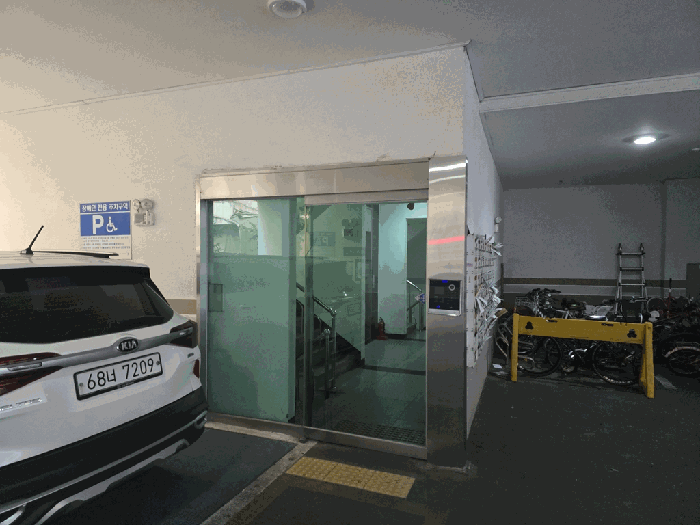 본건 공동출입문 전경