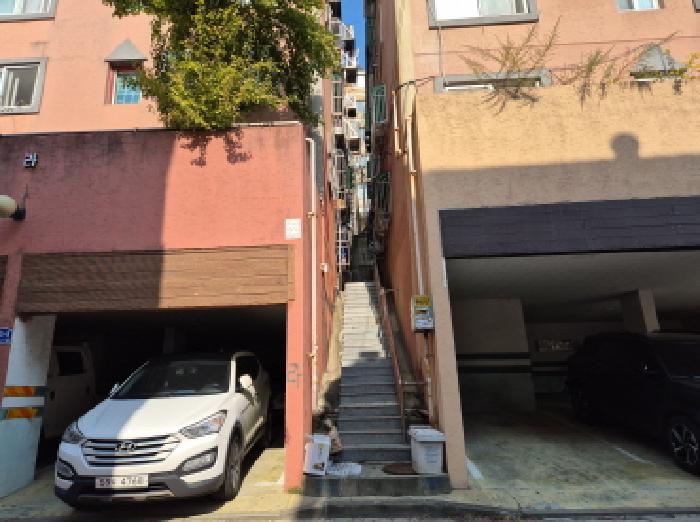 1층공동출입문으로 올라가는 계단