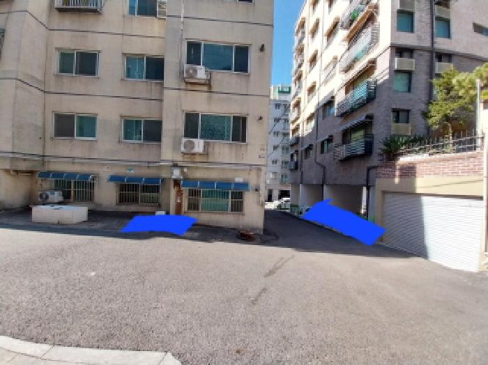 건물 앞 도로