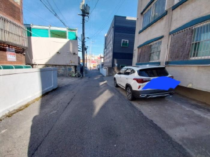 건물 앞 도로
