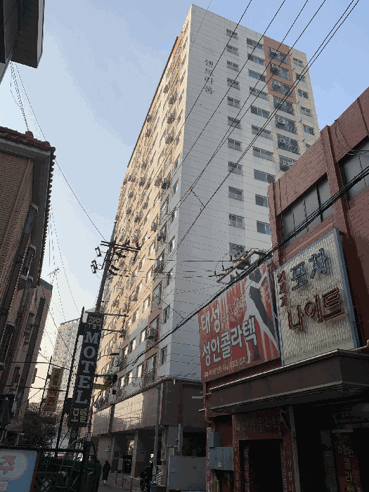 대상물건 소재 건물 전경