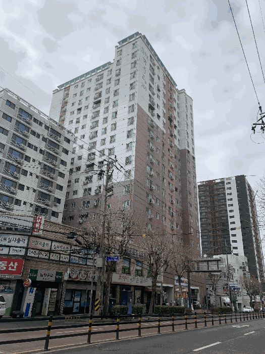 대상물건 소재 건물 전경