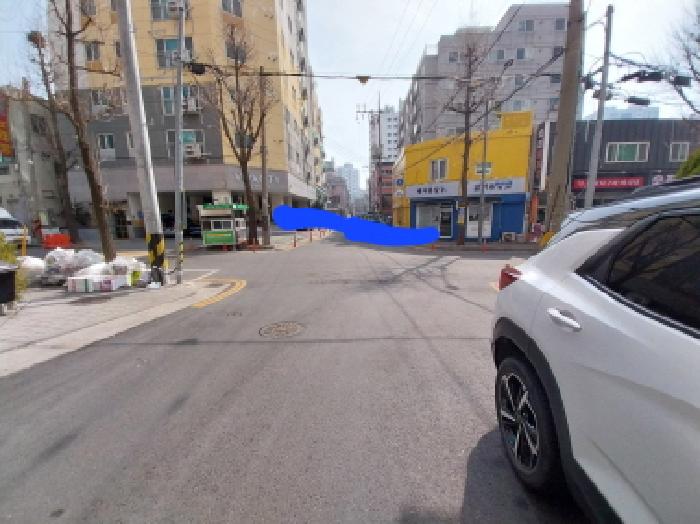 건물 앞 도로
