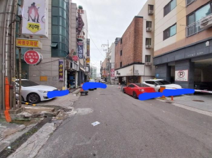 건물 앞 도로