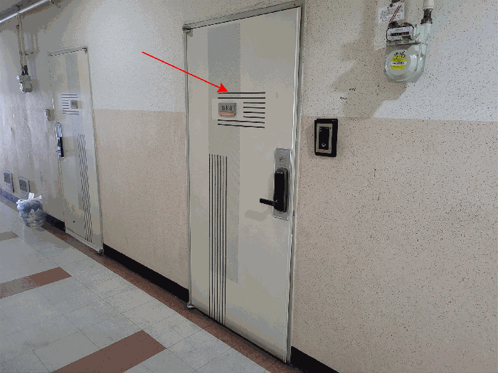 본건(리더스타워 비동 9층 918호) 출입문