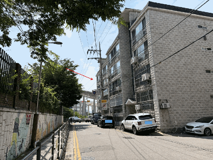 본건 소재 건물 남동측 주위환경