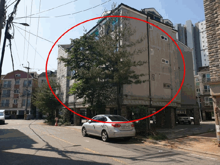 본건 소재건물 - 북측에서 촬영