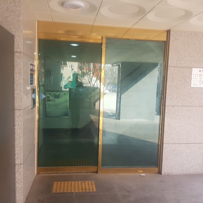 본건 외부 출입구