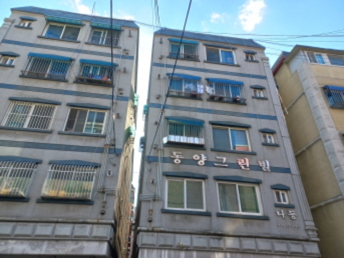 건물 전경 상단