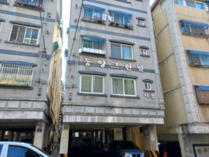 건물 전경 하단