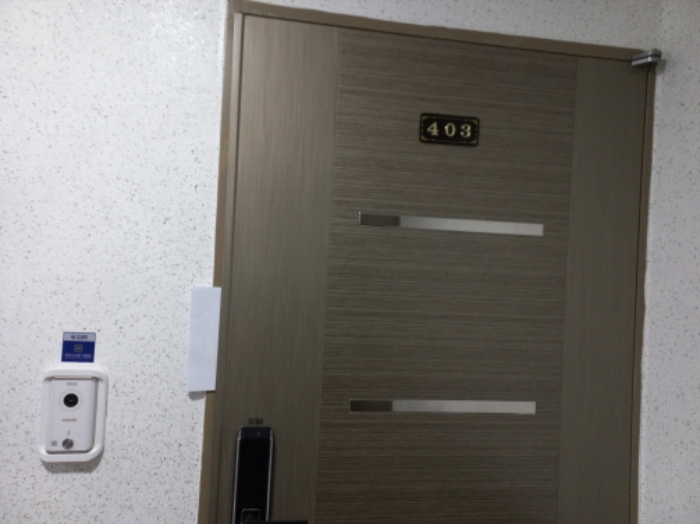 목록 3. 403호 현관문(계단 기준 우측 두 번째 방향)