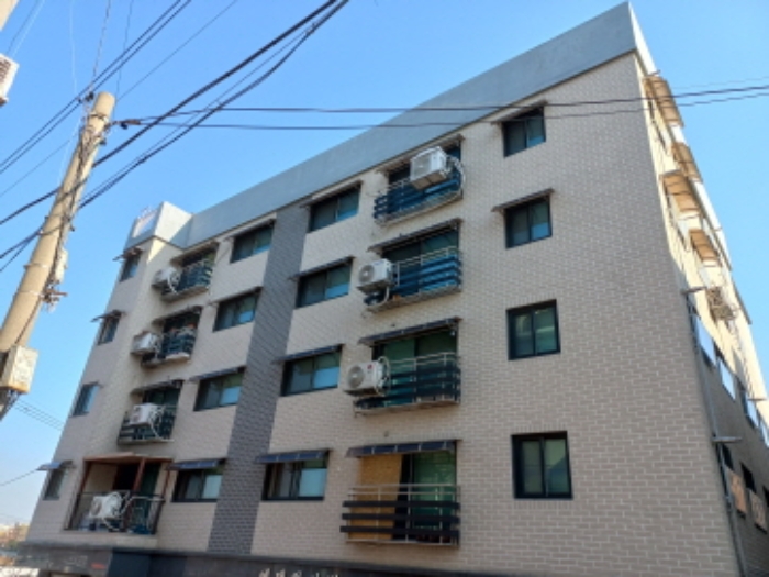 건물 전경 상단