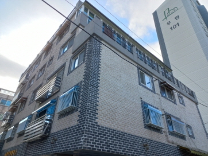 건물 전경 상단