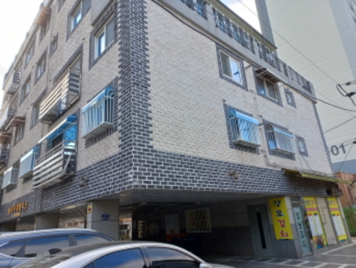건물 전경 하단