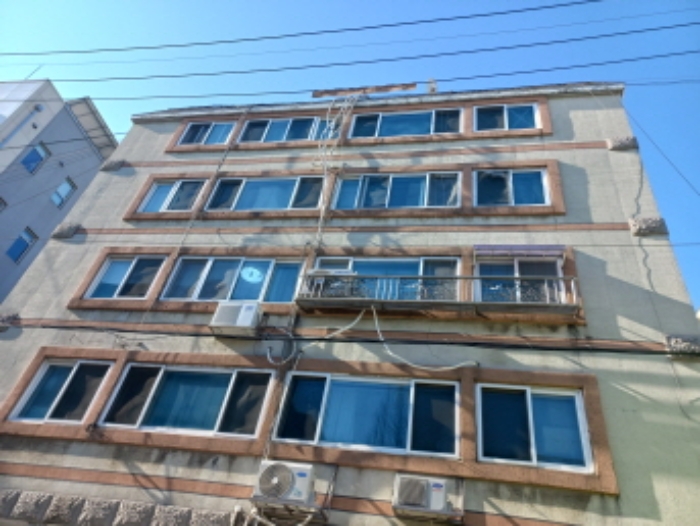 건물 전경 상단