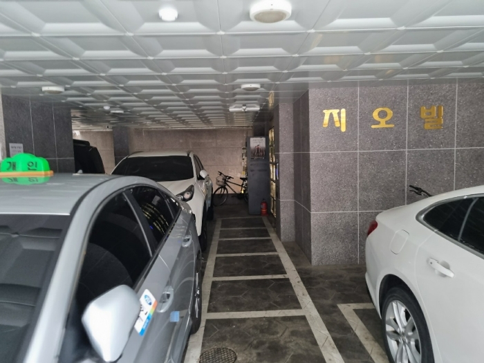 피로티 주차장 전경