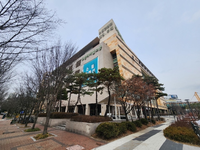 남동측