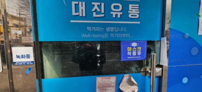 도로쪽 출입문
