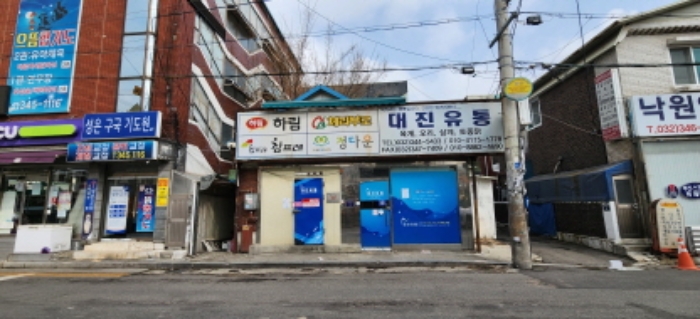 도로에서 본 목록부동산 전경