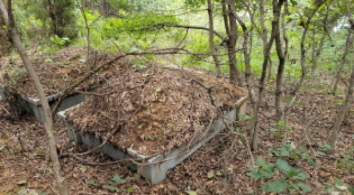 목록 1.과 산88-5 경계부근에 소재하는 묘지 2기