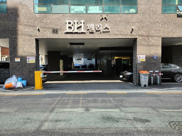 본 건 소재 건물 입구 전경