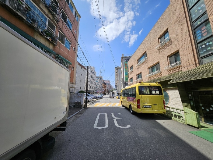 남동측