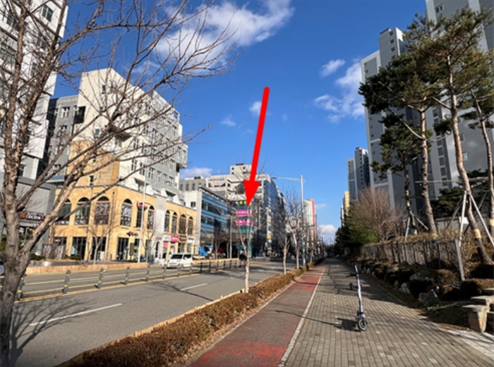 <본 건물 남서측 인근에서 촬영>
