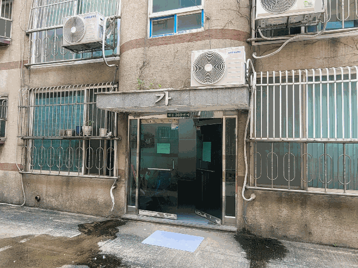 출입구 전경