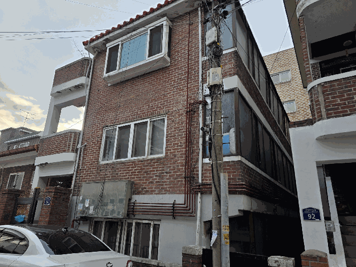 본건 측면 및 제시외물건 "ㄹ", "ㅁ"