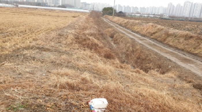 목록 토지와 인접한 구거 및 도로 모습