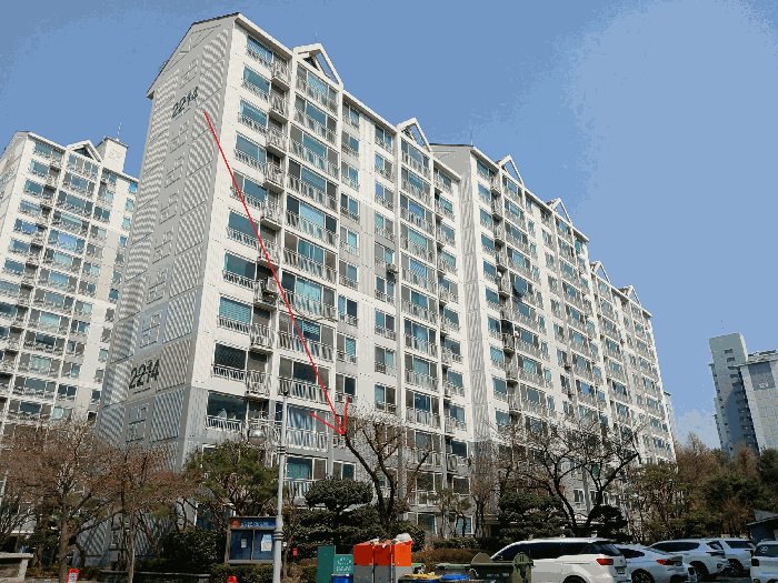 남서측에서 촬영한 본건 소재 건물