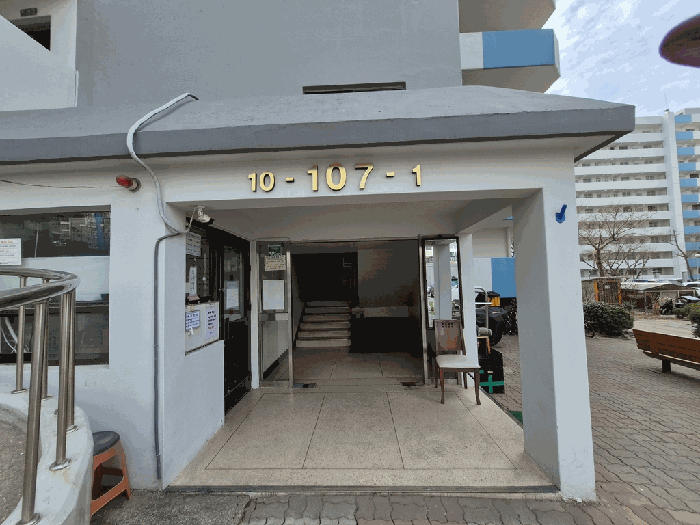 본건 출입구
