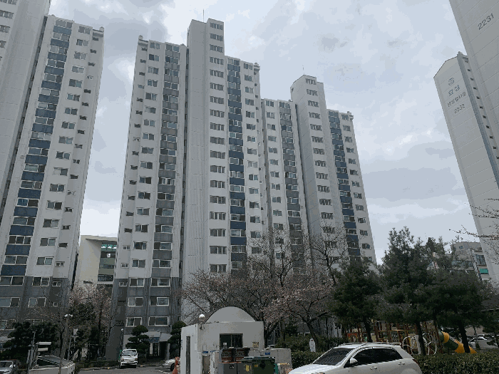 대상물건 소재 건물 전경
