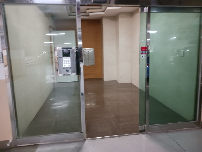 지하1층 공동 출입구 전경.