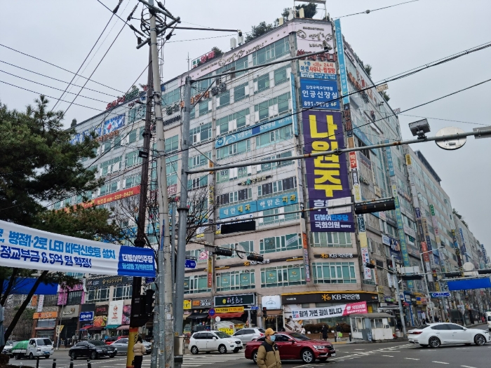 본건 남서측에서 촬영