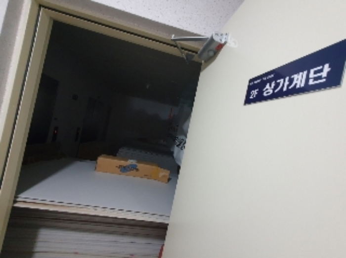 2층 출입구2(공사 자재가 보임)