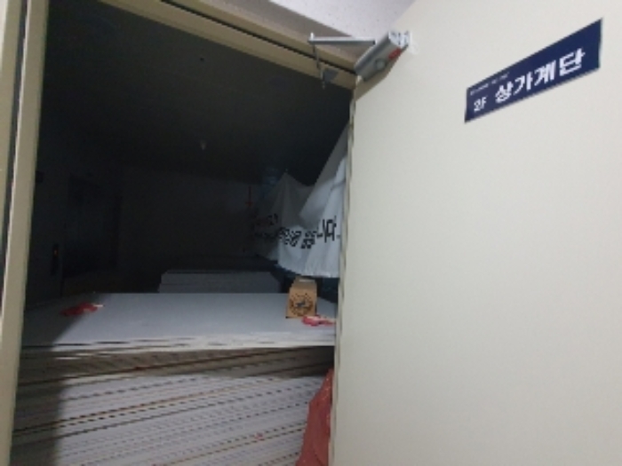 2층 출입구(승강기는 접근 불가)