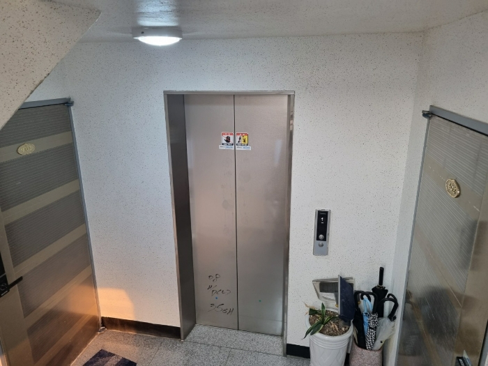 본건 기호(2) 4층 402호, 기호(3) 4층 401호 현관