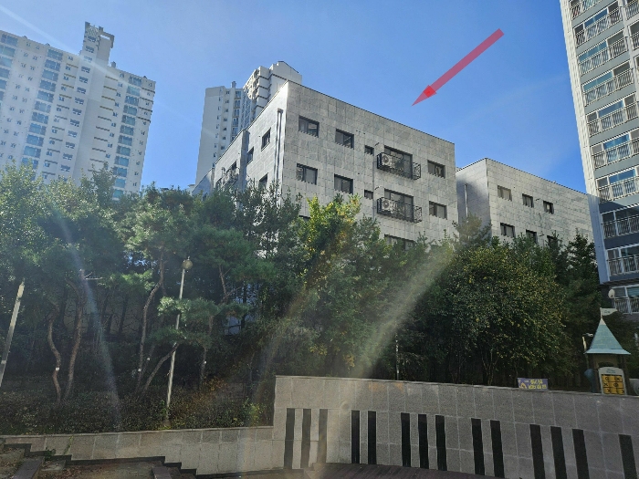 본건 104동 전경 (본건 북서측 인근 아파트단지 내에서 촬영)