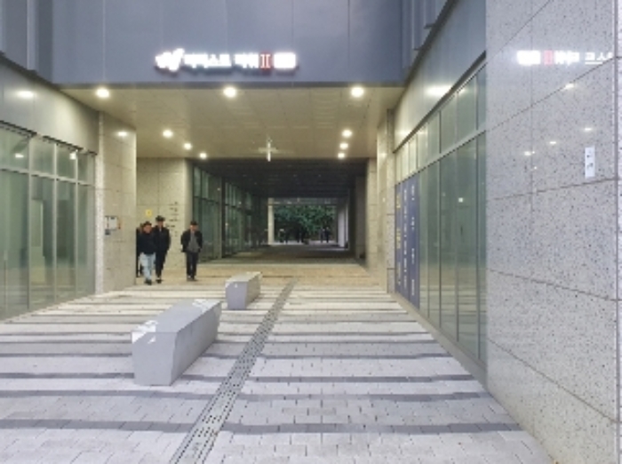 건물 출입구