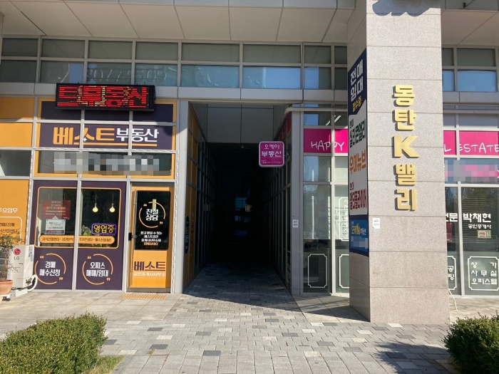 서측 출입구 전경