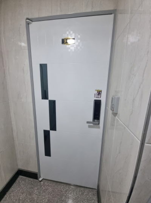 304호 출입문