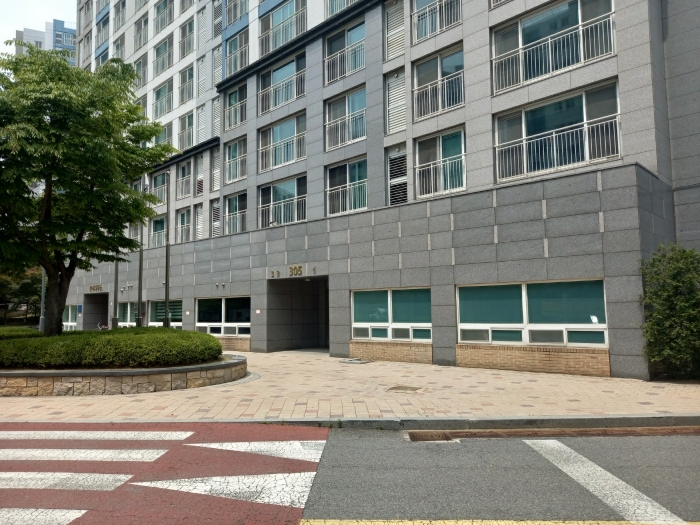 본건동 주 출입구 전경