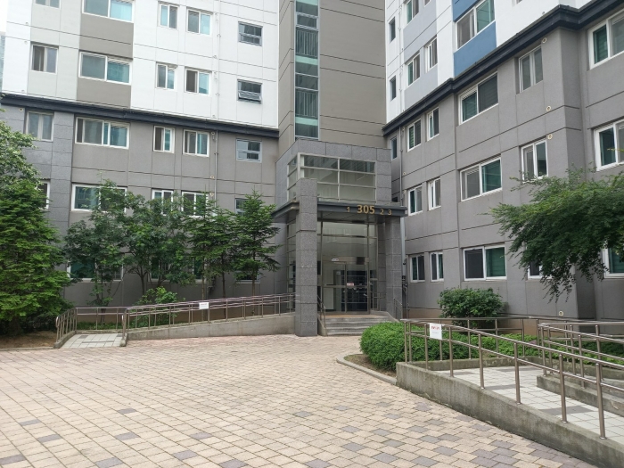 본건동 주 출입구 전경