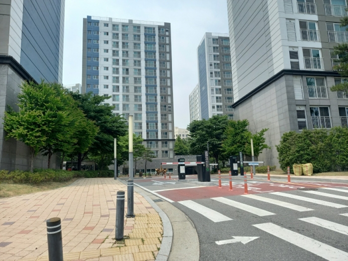 본건 아파트단지 출입구 전경