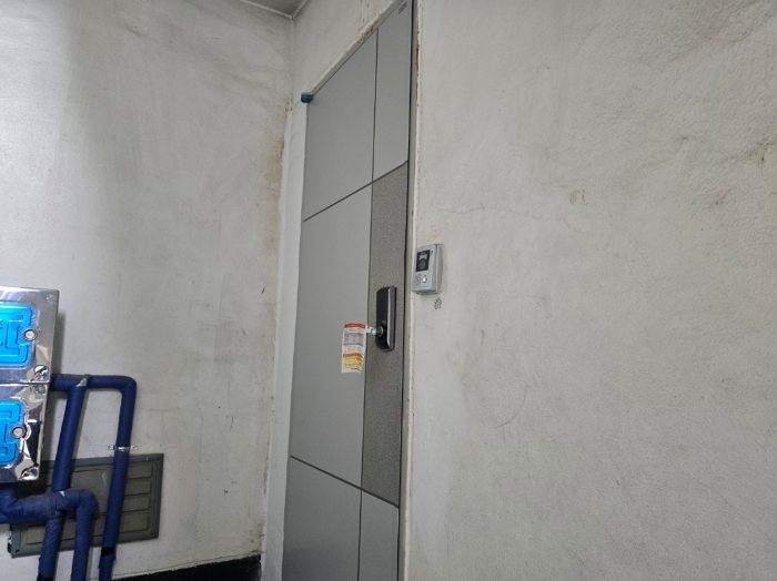 본건 출입구