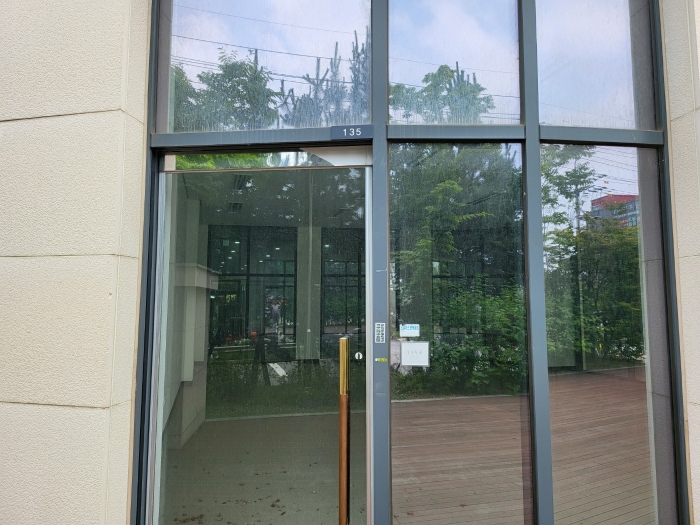 본건 출입구