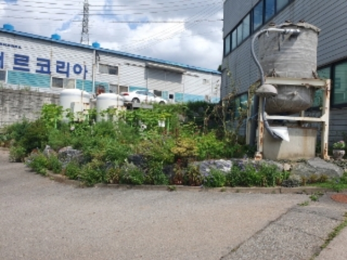 입구 부근의 탱크 등 시설물