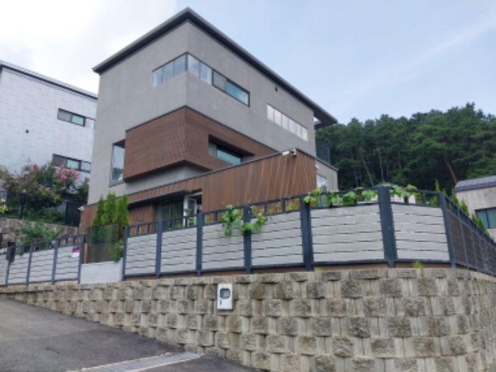 목록16 토지 위 건물 전경